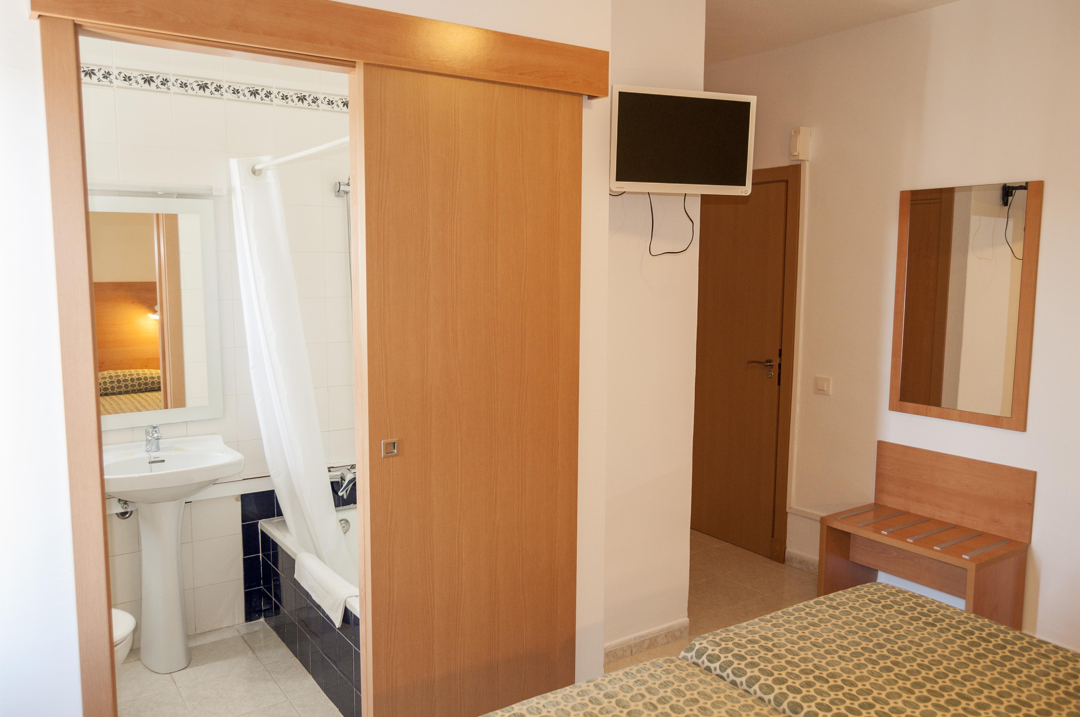 Hotel Madrid Ciutadella  Bagian luar foto