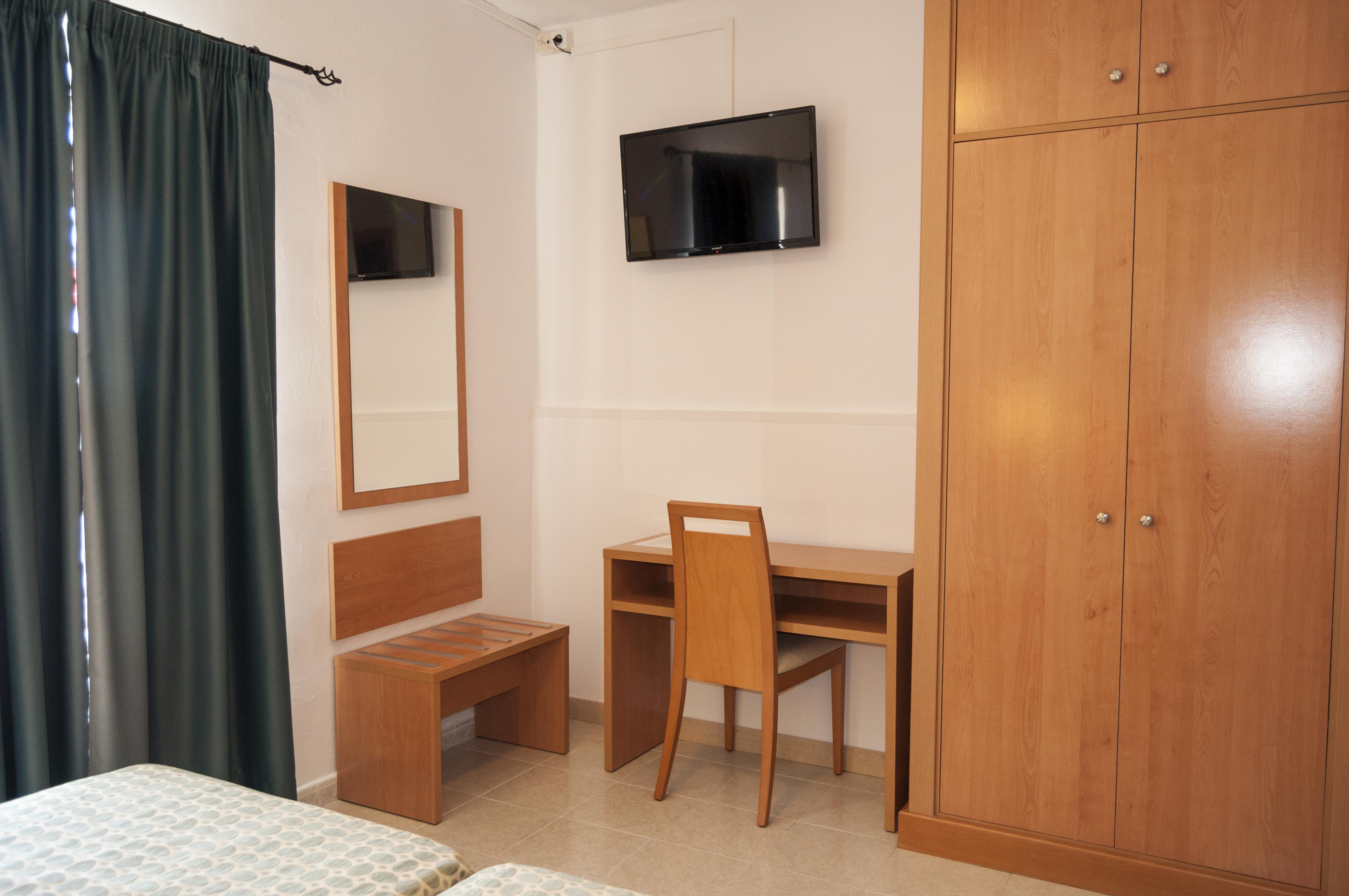 Hotel Madrid Ciutadella  Bagian luar foto