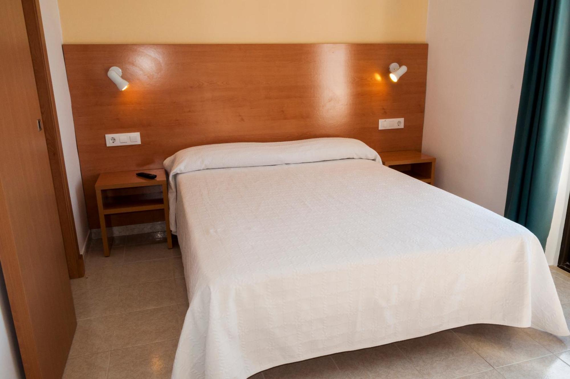 Hotel Madrid Ciutadella  Bagian luar foto