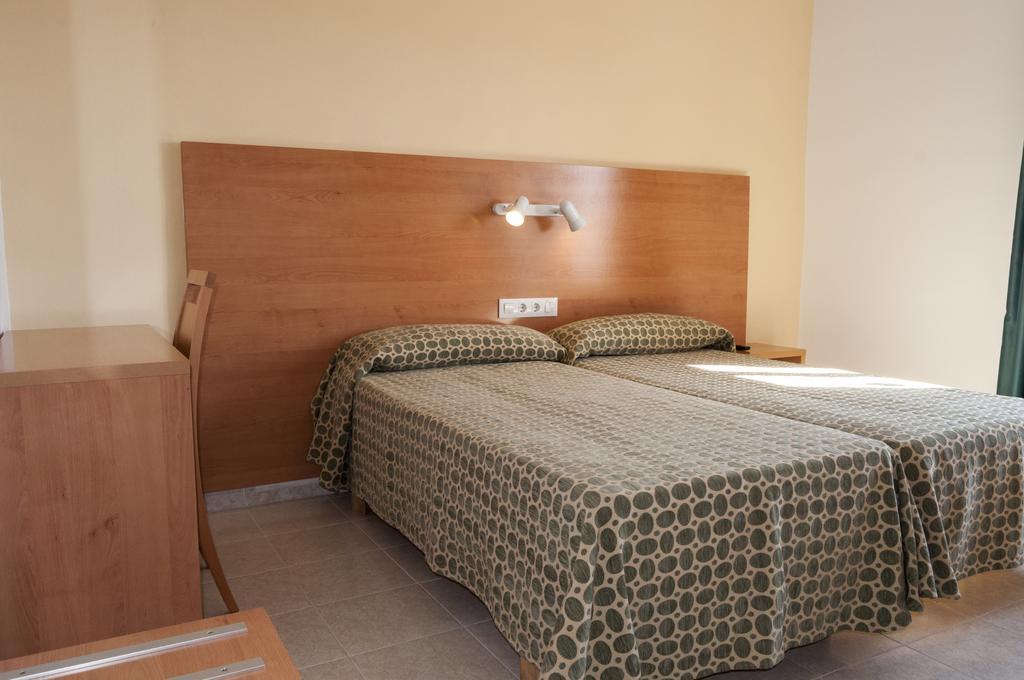 Hotel Madrid Ciutadella  Bagian luar foto