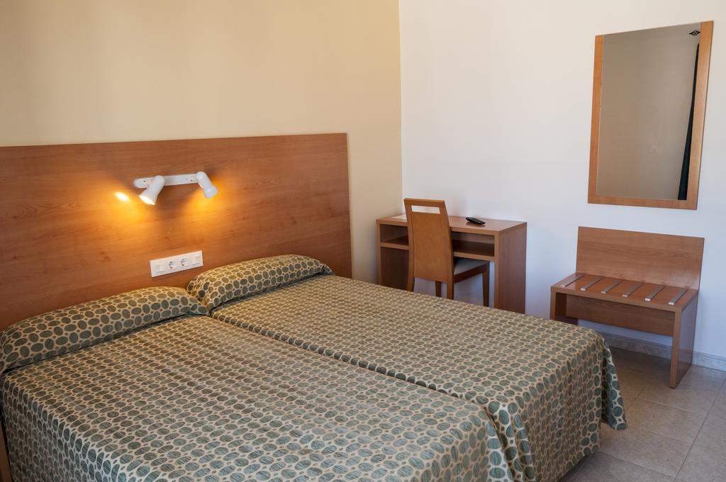 Hotel Madrid Ciutadella  Bagian luar foto